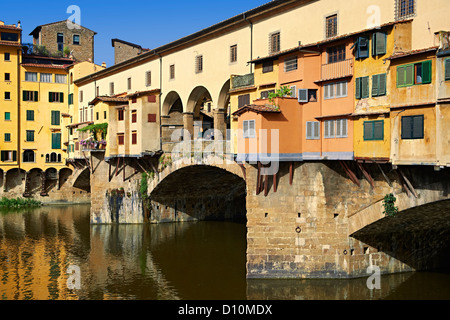 Le Ponte Vecchio avec ses boutiques enjambant la rivière Arno, Florence Italie Banque D'Images