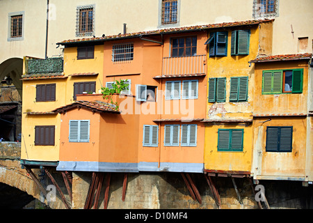 Le Ponte Vecchio avec ses boutiques enjambant la rivière Arno, Florence Italie Banque D'Images