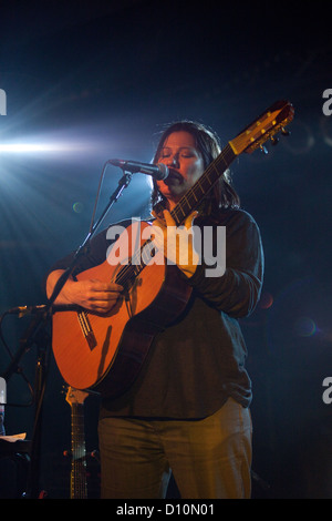 Kim Deal (solo) à l'exécution de toutes les parties de demain, 1er décembre 2012, Camber Sands, seigle, promenade Sussex, Angleterre, Royaume-Uni Banque D'Images