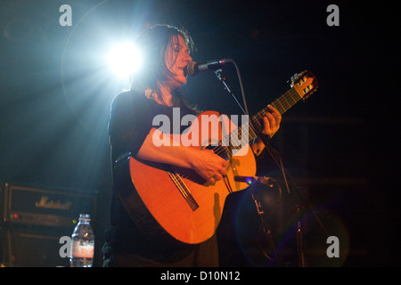 Kim Deal (solo) à l'exécution de toutes les parties de demain, 1er décembre 2012, Camber Sands, seigle, promenade Sussex, Angleterre, Royaume-Uni Banque D'Images