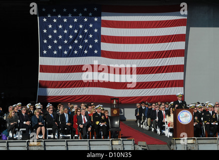 Chef des opérations navales (ONC) Adm. Jonathan W. Greenert prononce une allocution lors de la cérémonie d'inactivation du porte-avions USS Enterprise (CVN 65). Enterprise a été mise en service le 25 novembre 1961 que le premier porte-avions nucléaire. L'inac Banque D'Images