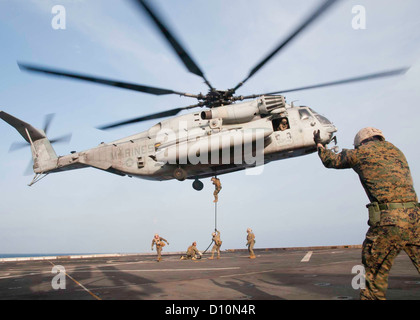 Marines affectés à la 24e Marine Expeditionary Unit (MEU 24e) mener des exercices de corde rapide d'un CH-53E Super Stallion programme helicop Banque D'Images