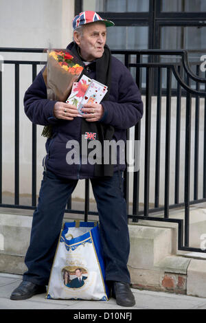 4 décembre 2012. London UK. Un homme se trouve à l'extérieur du roi Edward VII hôpital privé avec des fleurs et des cartes pour la duchesse de Cambridge qui a été admis à l'hôpital. Le duc et la duchesse de Cambridge a annoncé le lundi 3 décembre, ils attendent un bébé. Banque D'Images