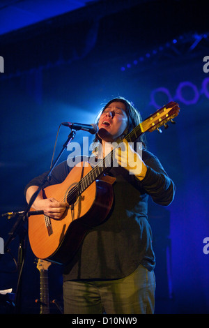 Kim Deal (solo) à l'exécution de toutes les parties de demain, 1er décembre 2012, Camber Sands, seigle, promenade Sussex, Angleterre, Royaume-Uni Banque D'Images