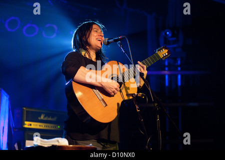 Kim Deal (solo) à l'exécution de toutes les parties de demain, 1er décembre 2012, Camber Sands, seigle, promenade Sussex, Angleterre, Royaume-Uni Banque D'Images