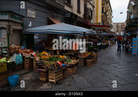 Piazza Santa Maria della Fede market le long de la Via Cairoli Street de San Lorenzo de Naples centrale La région Campanie Italie Banque D'Images