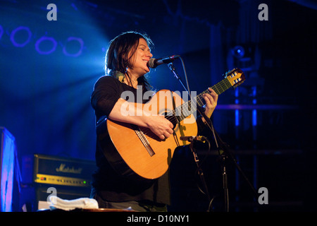 Kim Deal (solo) à l'exécution de toutes les parties de demain, 1er décembre 2012, Camber Sands, seigle, promenade Sussex, Angleterre, Royaume-Uni Banque D'Images