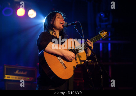 Kim Deal (solo) à l'exécution de toutes les parties de demain, 1er décembre 2012, Camber Sands, seigle, promenade Sussex, Angleterre, Royaume-Uni Banque D'Images