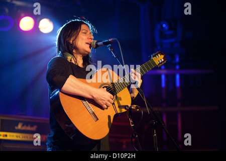 Kim Deal (solo) à l'exécution de toutes les parties de demain, 1er décembre 2012, Camber Sands, seigle, promenade Sussex, Angleterre, Royaume-Uni Banque D'Images