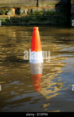 Cônes de circulation dans la rue inondée. Banque D'Images