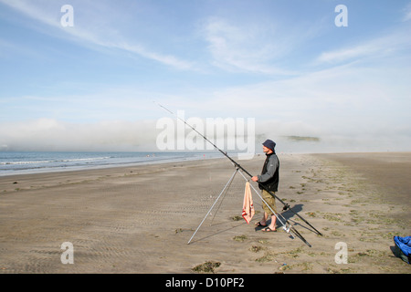 Pêcheur dans la brume Poppit Sands Pembrokeshire Wales UK St Dogmaels Banque D'Images