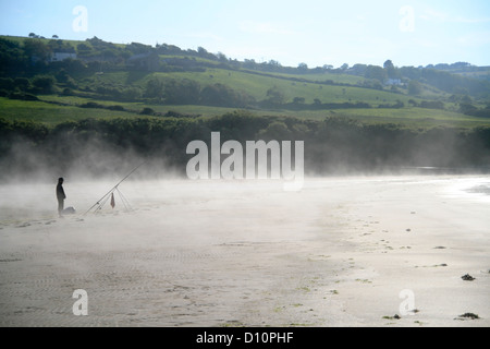 Sea mist et Dogmaeils pêcheur Poppit Sands Pembrokeshire Wales UK St c Banque D'Images