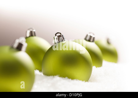 Ornements de Noël vert sur les flocons de neige sur un fond gris, blanc en haut et droit - Idéal pour un coin de droit. Banque D'Images