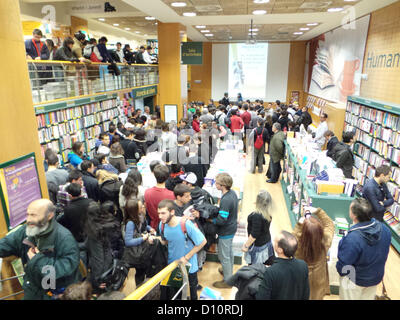 4er décembre soir à Casa del Libro librairie de Passeig de Gràcia, Barcelone. Josef Ajram est un courtier en banque et un athlète reputate (il était 2e au concours Dessert Titan en 2006) et a présenté son livre "Je ne sais pas où sont les limites, mais je sais où ils ne sont pas". Banque D'Images