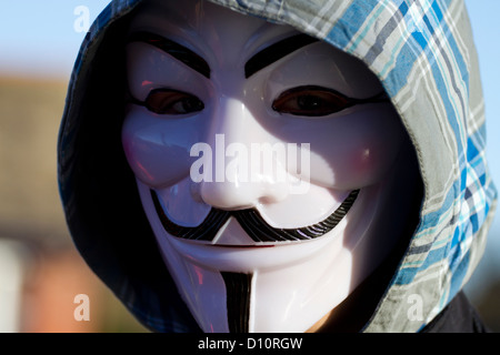 Un jeune homme portant un masque anonyme à l'antifracking sur Mars le Fylde, Blackpool, Lancashire, UK Banque D'Images