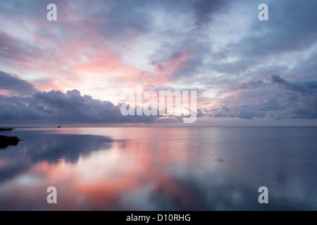 Le lever du soleil dans la baie Alfacs, Poble Nou, Delta de l'Ebre Parc Naturel, Espagne Banque D'Images