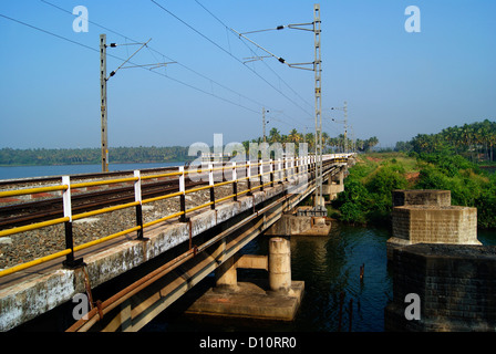 Pont de chemin de fer et de béton de l'Inde Electric Railway Post sur l'arrière-plan du Kerala Backwaters Banque D'Images