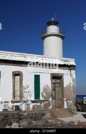 Phare de Lingua village de Salina, Iles Eoliennes, Sicile, Italie Banque D'Images