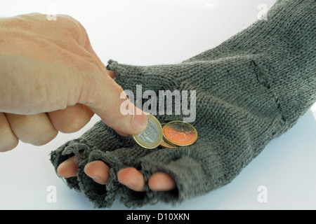 Main d'un pauvre homme qui accepte peu d'argent à la pointe comme l'aumône pour une vie Banque D'Images