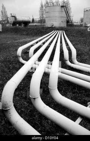 Les tuyaux de carburant (huile) en territoire d'un petrofactory Banque D'Images