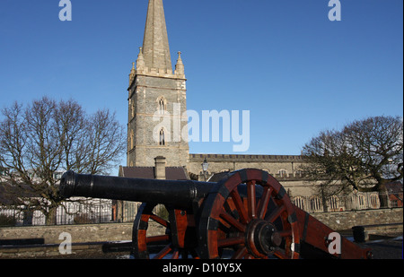 La ville de Canon s'enorne Derry avec la cathédrale de St Columb en arrière-plan le ciel bleu de Londres le jour d'hiver. Banque D'Images