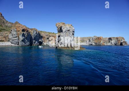 Cala Junco dans l''île de Panarea, Iles Eoliennes, Sicile, Italie Banque D'Images