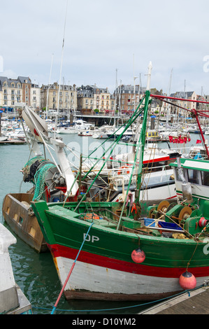 Bateaux de pêche au port de Dieppe en Normandie France Banque D'Images