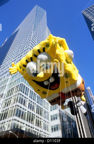 Macy's Thanksgiving Day Parade ballon Bob l'éponge SquarePants qui survolent Midtown Gratte-ciels de Manhattan New York City USA Banque D'Images