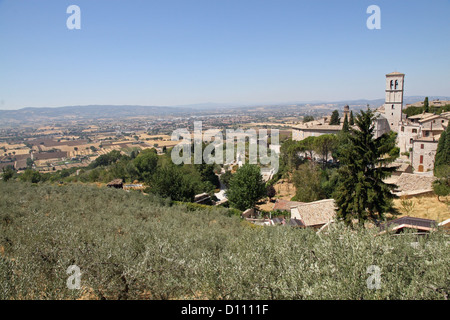 Panorama de la ville d'assise et la plaine de la région Ombrie en été Banque D'Images