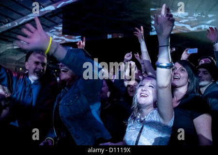 Exeter, Devon, UK. 4 décembre 2012. Le public sauter à la musique pendant le concert Florence And The Machine à l'Exeter Westpoint Arena Crédit : Clive Chilvers / Alamy Live News Banque D'Images