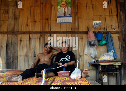 Couple, akha, lisu, Village Sri Dong Yen. Mae, Salakamroeuk commune Chiang Mai, Thaïlande, Asie, Banque D'Images