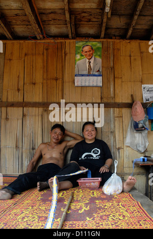 Couple, akha, lisu, Village Sri Dong Yen. Mae, Salakamroeuk commune Chiang Mai, Thaïlande, Asie, Banque D'Images