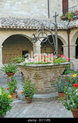 Ancien château médiéval de la fosse d'exploitation de l'eau avec les pots de fleurs dans un couvent Banque D'Images