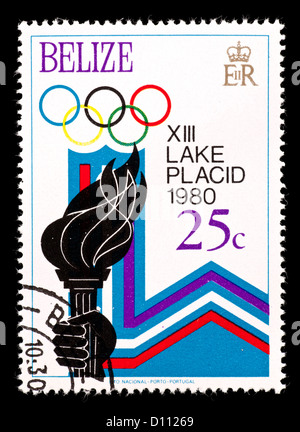 Timbre-poste du Belize illustrant la torche olympique, émis pour l'occasion des Jeux Olympiques d'hiver de 1980 à Lake Placid, New York, USA. Banque D'Images