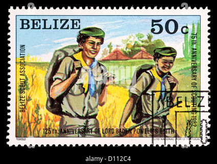 Timbre-poste du Belize représentant deux scouts randonnées, émis pour le 125 anniversaire de la naissance de Baden-Powell. Banque D'Images
