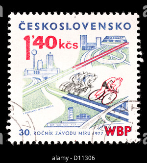 Timbre-poste de la Tchécoslovaquie illustrant les cyclistes. Banque D'Images
