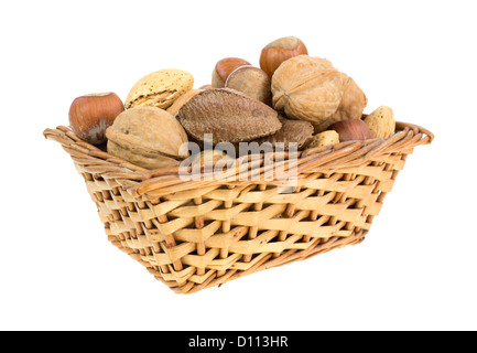 Un petit panier en osier rempli d'un assortiment de fruits entiers sur un fond blanc. Banque D'Images