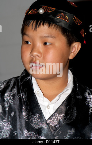 Asian American boy 9 ans portant robe de cérémonie à Minnesota history présentation. Horace Mann l'école. St Paul Minnesota MN USA Banque D'Images