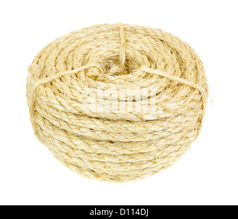 Une nouvelle bobine de cordage en sisal plaie sur un fond blanc. Banque D'Images