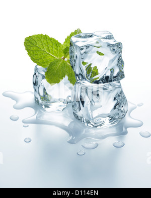 Trois cubes de glace fondante de feuilles de menthe Banque D'Images