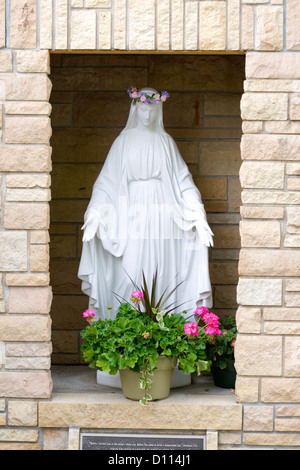 Statuette de la Vierge Marie à l'Église catholique foyer extérieur. Minneapolis Minnesota MN USA Banque D'Images