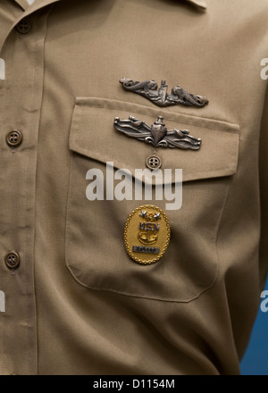 Officier de marine de médailles sur la tenue de service uniforme kaki Banque D'Images