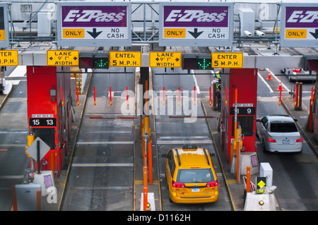 Hunter's Point, New York -- le péage pour le Queens Midtown Tunnel qui relie les quartiers du Queens et de Manhattan Banque D'Images