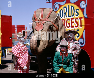 1970 Trois clowns de cirque avec un éléphant Banque D'Images