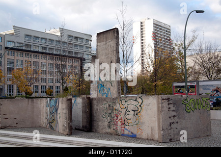 Vestiges du mur de Berlin, près de l'immeuble d'Axel Springer, Berlin Allemagne Banque D'Images