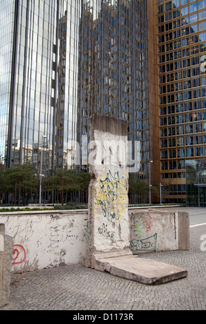 Vestiges du mur de Berlin, près de l'immeuble d'Axel Springer, Berlin Allemagne Banque D'Images