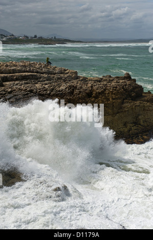 Regarder les gens d'écrasement des vagues sur les rochers, Hermanus, Afrique du Sud Banque D'Images