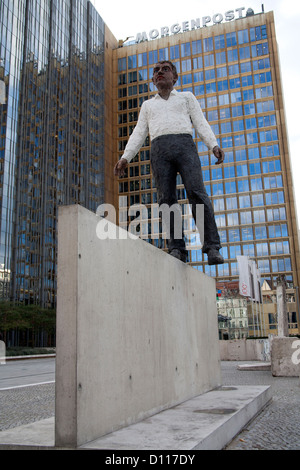 Balancing Act sculpture sur le parvis de l'immeuble d'Axel Springer Berlin Allemagne Banque D'Images