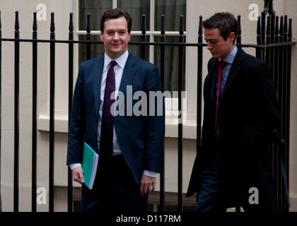 Londres, Royaume-Uni. 5 décembre 2012. Chancelier de l'Échiquier, George Osborne, feuilles 11 Downing Street alors qu'il se prépare à faire sa déclaration d'automne à la Chambre des communes. L'instruction devra indiquer qu'il n'y a plus d'austérité à venir pour le Royaume-Uni. Credit : Andy Thornley / Alamy Live News Banque D'Images