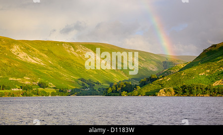 Un arc-en-ciel offre un décor pittoresque de Ullswater, près de Howtown Jetty en Angleterre du Lake District. Banque D'Images